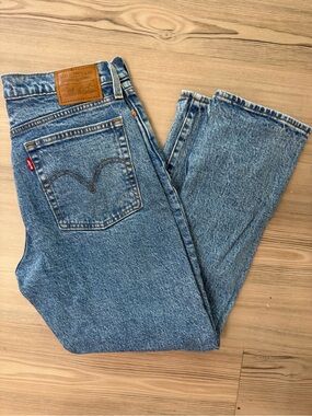 Levi's High Rise Women's Jeans in Classic Light Blue Denim